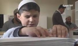 #شاهد أتراك يتعلمون تلاوة القرآن الكريم وحفظه بأصابعهم عبر لغة "بريل" في معهد للمكفوفين بمدينة #اسطنبول برعاية رئاسة الوزراء