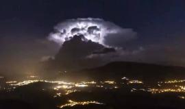 #شاهد عاصفة رعدية فوق جبال فيركور في فرنسا