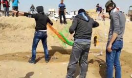 #مباشر تجهيز طائرات ورقية حارقة لإرسالها إلى الداخل المحتل، من منطقة شرق غزة .