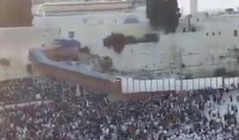 آلاف اليهود يحتشدون عند حائط البراق ضمن احتفالهم بعيد "نزول التوراة"