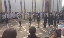 المئات من المغاربة يؤدون قسم الأقصى، في مسيرة حاشدة في حي الداخلة بالمغرب نصرة للقدس ورفضاً للقرار الأميركي.