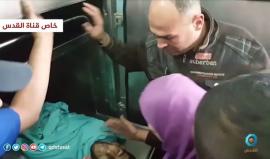 #شاهد والدة الشهيد زكريا الكفارنة لحظة وداعه قبل قليل في غزة، والذي ارتقى برصاص الاحتلال بمواجهات على السياج الفاصل . 
#القدس_عاصمة_فلسطين