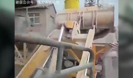 شاهد من يقود الجرافة 

#ترفيه