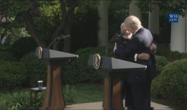 #شاهد عناق غريب بين ترامب ورئيس وزراء الهند

عانق رئيس الوزراء الهندي، نارندرا مودي، الرئيس الأمريكي، دونالد ترامب خلال لقائهما للمرة الأولى في البيت الأبيض، وفي العادة لا تمر طريقة مصافحة ترامب لزعماء العالم دون أن يلحظها أحد.