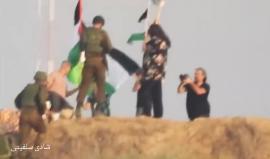 #فيديو متضامنون يرفعون أعلام فلسطين خلف موقع لقناصة الاحتلال على حدود غزة أمس 

تصوير: شادي سلفيتي