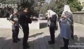 مستوطنون يؤدون الطقوس التلمودية قرب #باب_الأسباط بحماية قوات الاحتلال.