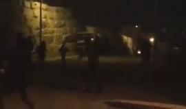 قوات السلطة الأمنية تطلق الرصاص تجاه شبان خرجوا بمسيرة باتجاه مركز شرطة أرطاس جنوب بيت لحم رفضاً لمحاكمة السلطة للشهيد باسل الأعرج