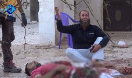 "يالله دخيلك يالله".. مشهد مؤثر لأب سوري فقد أبنائه في مجزرة للطيران الحربي ببلدة أورم الكبرى بريف #حلب راح ضحيتها أكثر من 20 شهيداً من المدنيين .