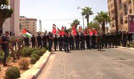 #صور .. قوات السلطة تقف حاجزا بين المواطنين وقوات الاحتلال وتمنع مسيرة تضامنية مع الأسير #بلال_كايد المضرب عن الطعام من الاقتراب من مستوطنة "بيت إيل" للاحتجاج شمال ورام الله .