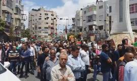 #شاهد| مسيرة في #رام_الله تضامنا مع الأسرى المضربين عن الطعام.