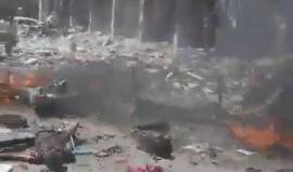 #شاهد: اللحظات الأولى من القصف الجوي على مدينة #إدلب السورية الذي أسفر عن وقوع مجزرة بحق المدنيين راح ضحيتها نحو 20 مدنيا وعشرات الجرحى (مشاهد قاسية) 
تصوير: خالد الرفاعي