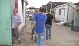 من بينها مبنى مؤسسة "IHH" الإغاثية التركية 
#شاهد الأضرار التي طالت المباني المحيطة والحديقة العامة بجوار مبنى الكتيبة الذي تعرض لقصف بـ 8 صواريخ، غرب مدينة غزة .