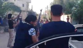 قُتل شخصين وأصيب 6 آخرين .. 
#شاهد لحظة الحدث: إطلاق نار عشوائي خلال عرس تحول إلى عزاء في مدينة #درعا السورية !