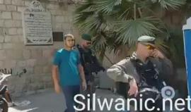 #شاهد | لحظة اعتقال شاب أثناء مغادرته للمسجد الأقصى.