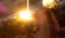 #عاجل قوات الاحتلال تلقي قنابل وغاز مسيل تجاه منازل المواطنين وسياراتهم خلال مواجهات في بلدة سعير شمال الخليل.