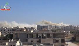 لحظة قصف الطيران الحربي لمدينة بنش بثلاث صواريخ دفعة واحدة في #إدلب