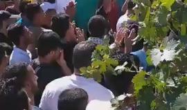#شاهد "ويا محمد ولا تعبس..بدك عسكر بنلبس"..هتافات مشيعي جثمان الشهيد محمد تنوح أمام منزله في بلدة تقوع.
