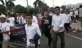 آلاف من أهل سومطرة الغربية -إحدى المحافظات في إندونيسيا- يحتشدون اليوم أمام مكتب المحافظ احتجاجا على نقل السفارة الأمريكية إلى القدس