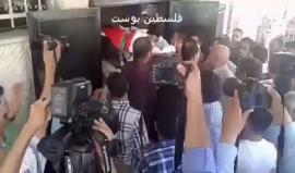 #شاهد انطلاق موكب تشييع جثمان الشهيد تيسير حبش في مخيم عسكر القديم شرق نابلس/ استشهد أمس على حاجز قلنديا اختناقا بغاز الاحتلال أثناء محاولته الذهاب للصلاة الى المسجد الأقصى 

تصوير: رضوان قطناني