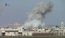 ريف #حمص- لحظة قصف الطيران الحربي بالصواريخ الفراغية على مدينة #الرستن