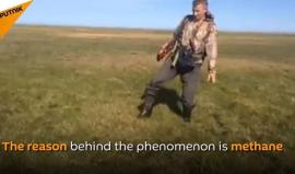 #شاهد تربة مليئة بالميثان تُظهر الأرض وكأنها تتنفس...

المكان جزيرة بيلى الواقعة بالقرب من بحر كارا