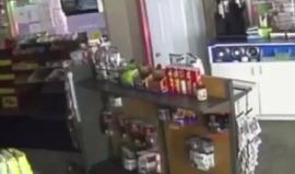 لصان يسرقان جهاز للصراف الآلي في إحدى المحلات التجارية بـ #كندا خلال 60 ثانية فقط