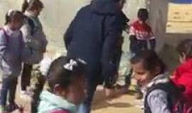 #شاهد
الشهيد الصحفي ياسر مرتجى أثناء لعبه مع الأطفال