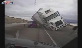 شاحنة ضخمة تسحق سيارة شرطة في إحدى الولايات الأميركية بسبب الرياح القوية