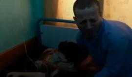 "احنا اكتر ناس بندافع عن #القدس".. صرخات أب فلسطيني لعلاج ابنه الذي أصيب بقنابل الاحتلال السامة في #غزة وتركته في وضع حرج !
(مشاهد مؤثرة) 
فيديو: PAL+ عربي