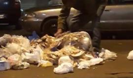 #شاهد .. فيديو صادم لمواطن مصري يأكل مباشرة من القمامة  في منطقة السيدة زينب بالقاهرة بسبب الفقر والانهيار المتواصل للوضع الاقتصادي .  

 "متداول على مواقع التواصل " .
