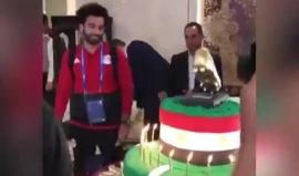 #فيديو لاعبو المنتخب المصري يفاجئون "محمد صلاح" في يوم ميلاده بـ "كيكة" يعتليها حذاء ذهبي