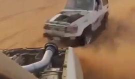 #شاهد تفحيط على الرمـال ينتهي بحادث سير في السعودية

فيديو متداول