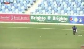 عندما لا تكون الإعاقة حاجزاً للنجاح...
لاعب كريكيت تسقط قدمه الاصطناعية لكنه يواصل اللعب والتحدي