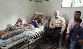 #فيديو رئيس المكتب السياسي لحركة حماس اسماعيل هنية يُلبي نداء الجريح حسين المبحوح في مخيم البريج وسط قطاع غزة