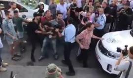 #شاهد قوات الاحتلال تعتدي بالضرب والدفع على أحد المتضامنين في حي الشيخ جراح بمدينة القدس المحتلة.