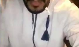 وضع صورة أمير قطر على سيارته ونال جزاءه على الحدود مع السعودية