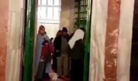 #شاهد .. شاب يحمل والده على ظهره لصعود الدرجات والوصول للحرم الابراهيمي الشريف في مدينة الخليل لأداء الصلاة.