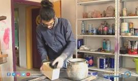 آزاد شمس فلسطيني يُبدع في إعادة تحويل مخلفات الأخشاب إلى مقتنيات منزلية ذات قيمة.