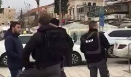 قوات الاحتلال تعتقل المصور الصحفي أيمن أبو رموز في منطقة باب العامود بالقدس المحتلة.