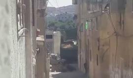 #شاهد | تصدي شبان مخيم الفوار جنوبي الخليل لحملة الاحتلال التي أسفرت عن عدد من الإصابات بالرصاص الحي، ومداهمة منازل المخيم.