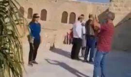 مستوطنون مسلحون يدنسون مسجد مقام النبي موسى