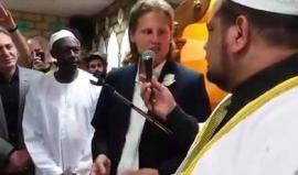 في أول أيام عيد الفطر بألمانيا .. 

#شاهد الصحافي الألماني مارتن ليجون يُشهر إسلامه في مسجد الرسالة في برلين، يشار أنه مناصر للقضية الفلسطينية وقطاع غزة بشكل خاص 

فيديو متداول عبر مواقع التواصل الإجتماعي