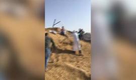 #شاهد شبان يرشقون قوات الاحتلال بالحجارة قرب حدود وسط قطاع غزة

تصوير: عطية درويش