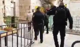 #شاهد الاحتلال يعتقل مدير الإعمار بدائرة الأوقاف في القدس المهندس بسام الحلاق والموظف في نفس الدائرة عيسى الدباغ