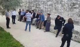 #فيديو 15 مستوطنا و52 طالبا يهوديا يقتحمون الأقصى بحماية قوات الاحتلال منذ الصباح