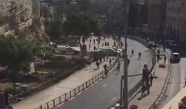 #شاهد | قوات الاحتلال تلاحق الشبان الفلسطينيين وتعتدي عليهم في شوارع القدس المحتلة لتأمين مسيرة مئات المستوطنين يقتحمون الأقصى في هذه اللحظات .