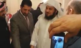 #شاهد.. العريفي: آمنت بالله ثم آمنت بالمنسف

 انتشر مقطع فيديو للداعية الإسلامي السعودي، محمد العريفي، على وسائل التواصل الاجتماعي، يمدح فيه وجبة المنسف الأردني، ويقول مازحاً: "آمنت بالله ثم آمنت بالمنسف،" خلال استضافته من قبل النائب الأردني، محمد نوح الق