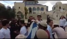 #شاهد مستوطنون يرفعون علم "اسرائيل" في باحات المسجد الأقصى المبارك عقب اقتحامه