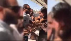 #فيديو متداول سائح كويتي يعتدي على كمين شرطة بشرم الشيخ

حيث رفض القائمون على الكمين دخول التاكسي الذي يستقله هو وصديقته تنفيذا للتعليمات الأمنية السارية في تلك المنطقة، التي تحظر دخول السيارات العامة والتاكسي إلا بتصريح من مديرية الأمن