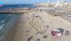 الفنان الشهيد "محمد ابو عمرو" كان يسعى لنحت خريطة فلسطين على رمال بحر غزة بعرض 100 متر، فشاءت الأقدار أن يستشهد برصاص الاحتلال خلال مسيرات العودة شرق غزة يوم الجمعة الماضية 

فأكمل طريقه وحقق حلمه الفنان أسامة سبيتة وعدد من أصدقاء الشهيد  

تصوير:  ‏‎Must